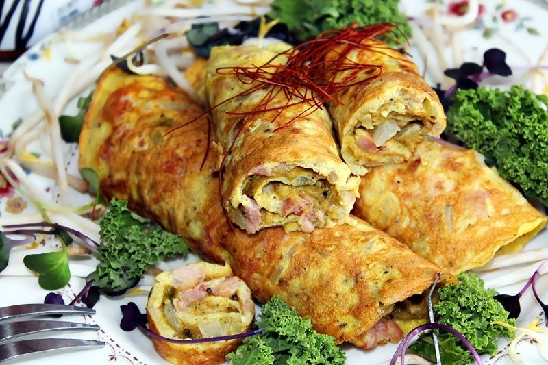 Roladki jajeczne z wędzonym kurczakiem i pastą