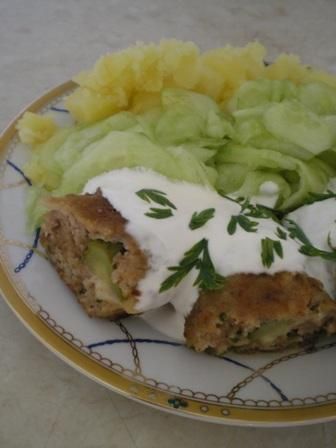 Roladki mielone z korniszonami i serem