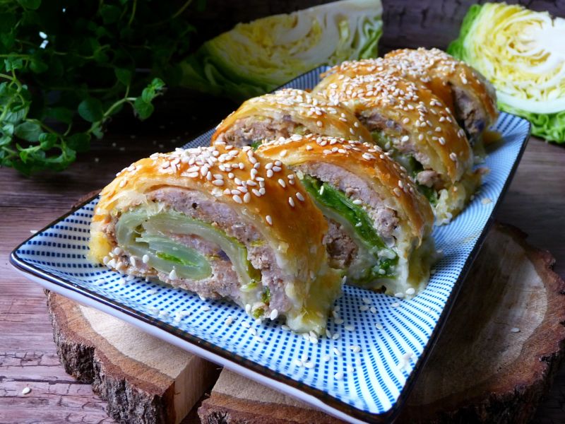 Roladki mięsne z kapustą i ciastem francuskim 