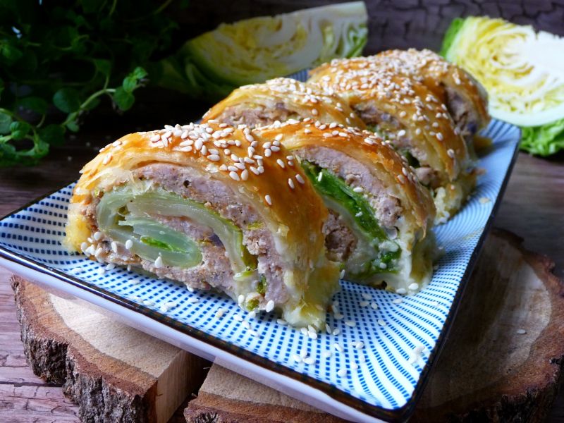 Roladki mięsne z kapustą i ciastem francuskim 