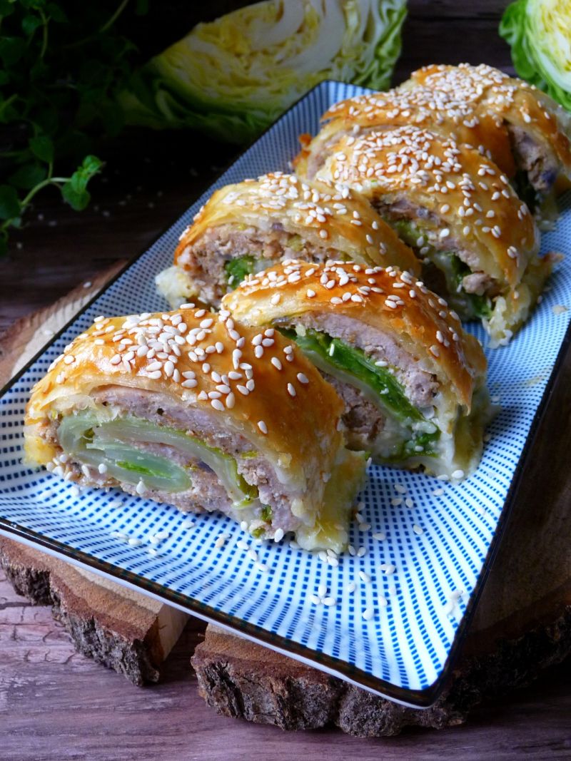 Roladki mięsne z kapustą i ciastem francuskim 