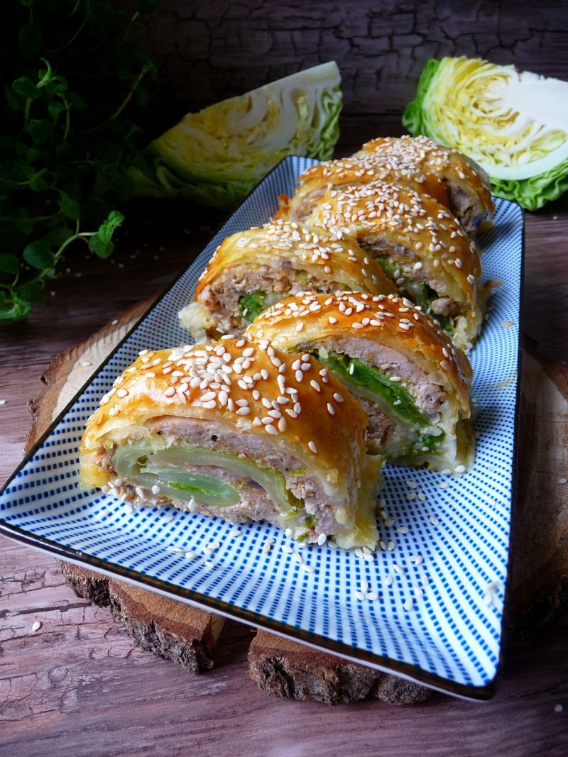 Roladki mięsne z kapustą i ciastem francuskim 