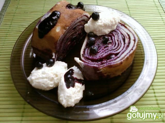 Roladki naleśnikowe z kremem jagodowym
