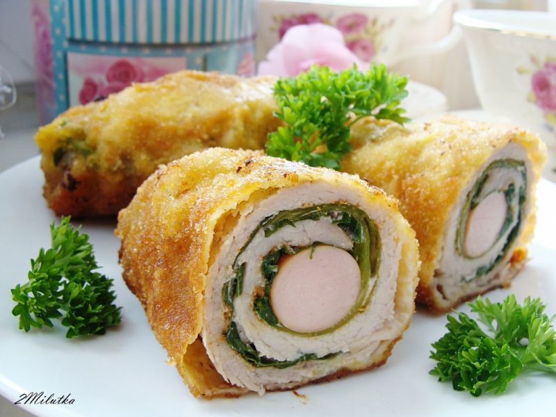 Roladki schabowe nadziane sałatą i parówką Roladki schabowe nadziane sałatą i parówką