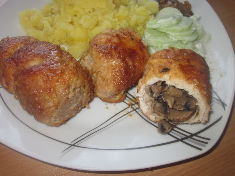 Roladki schabowe nadziewane pieczarkami