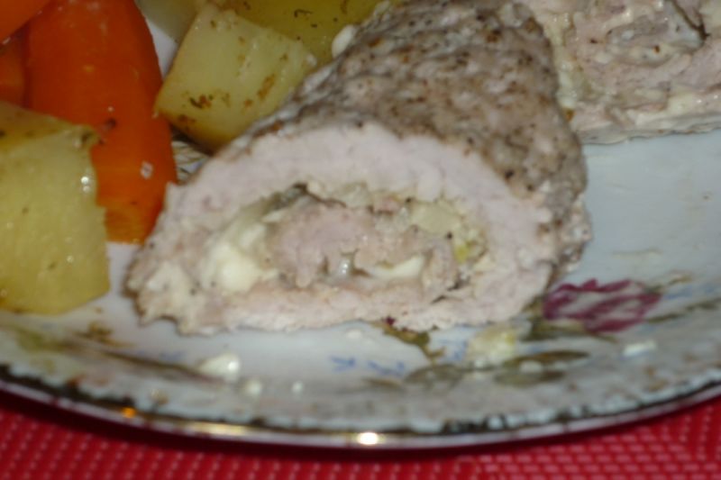 Roladki schabowe parowane z serkiem topionym