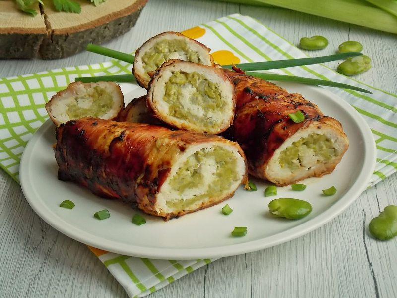 Roladki schabowe z bobem i wędzonym twarogiem  Roladki schabowe z bobem i wędzonym twarogiem