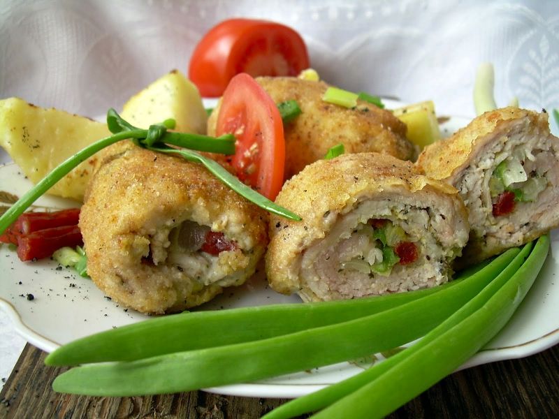 Roladki schabowe z boczkiem, fasolką i kabanosami