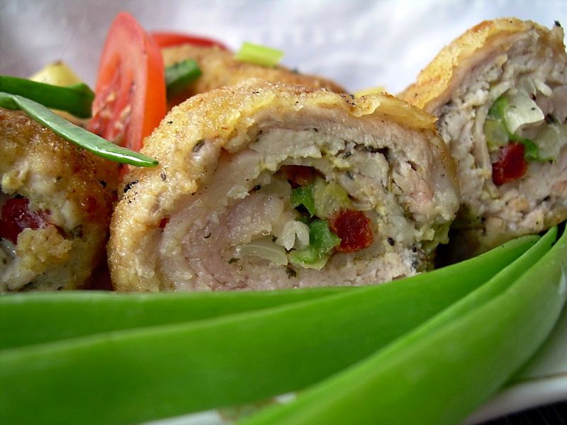 Roladki schabowe z boczkiem, fasolką i kabanosami