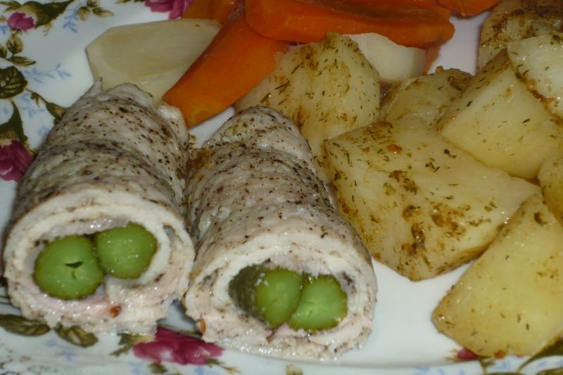 Roladki schabowe z boczkiem i mini-ogóreczkami 