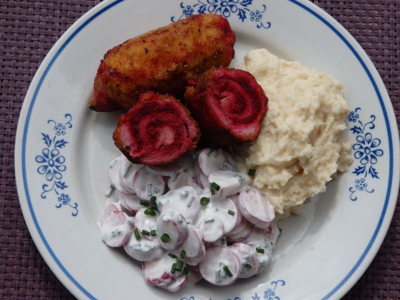 Roladki schabowe z buraczkiem i chrzanem