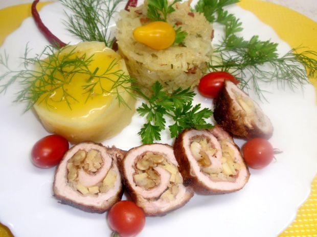 Roladki schabowe z jabłkiem i orzechami Roladki schabowe z jabłkiem i orzechami