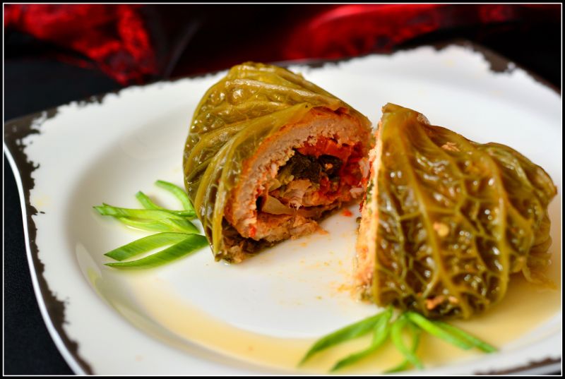 Roladki schabowe z jarmużem w kapuście