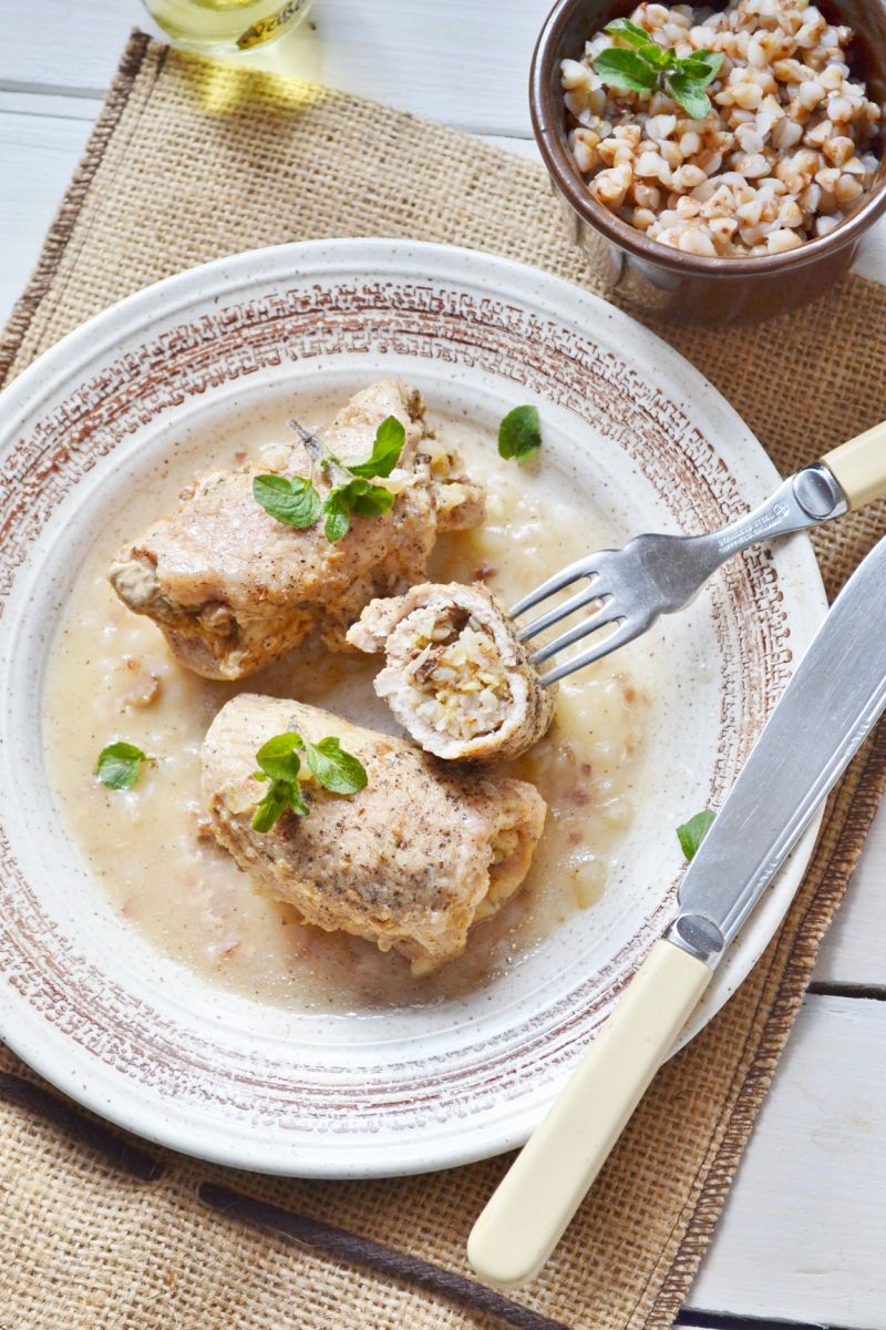 Roladki schabowe z kasza gryczaną i białym serem  Roladki schabowe z kasza gryczaną i białym serem