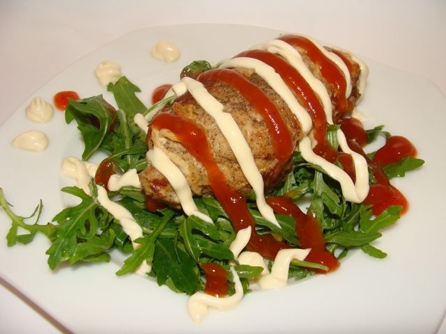 Roladki schabowe z majonezem i ketchupem