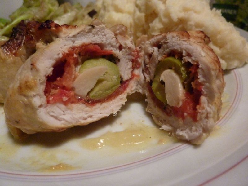 Roladki schabowe z mozarellą, oliwkami i pomidorem