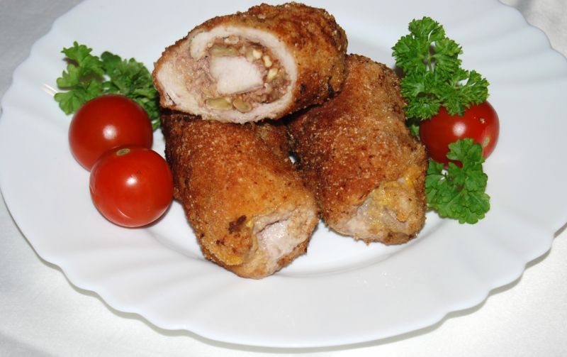 Roladki schabowe z orzechami  Roladki schabowe z orzechami