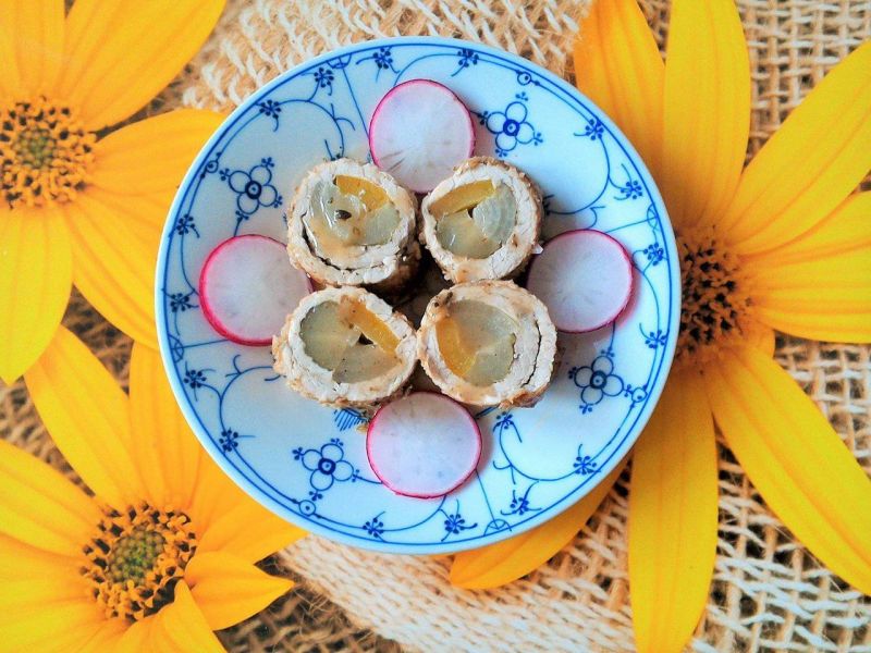 Roladki schabowe z papryką, ogórkiem i dymką