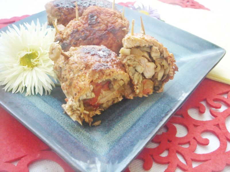 Roladki schabowe z papryką, pieczarkami i cebulką Roladki schabowe z papryką, pieczarkami i cebulką