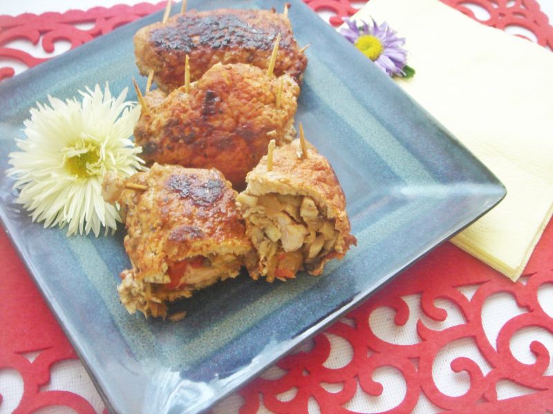 Roladki schabowe z papryką, pieczarkami i cebulką Roladki schabowe z papryką, pieczarkami i cebulką