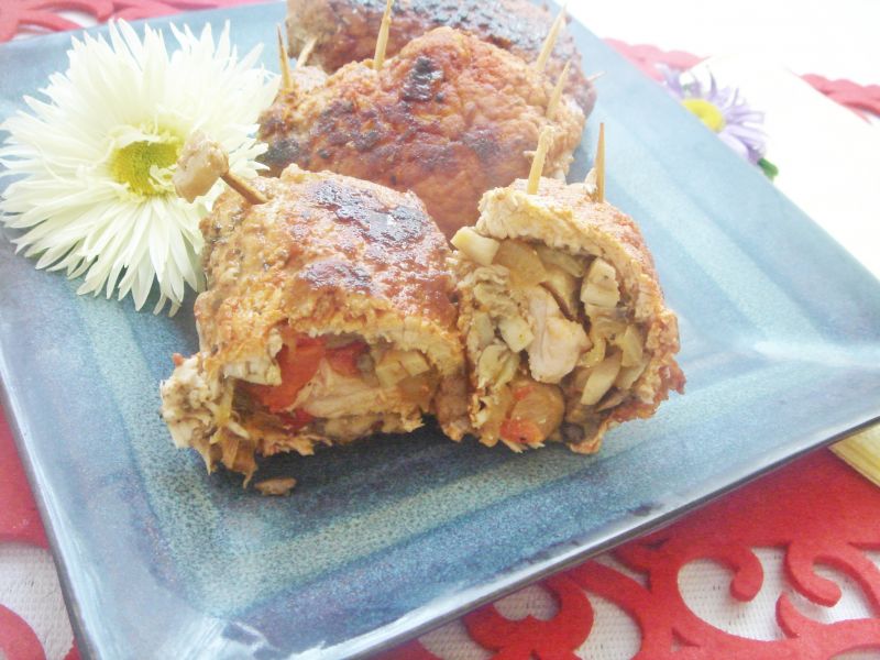 Roladki schabowe z papryką, pieczarkami i cebulką Roladki schabowe z papryką, pieczarkami i cebulką