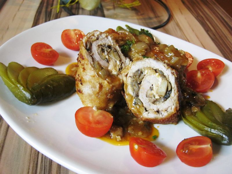 Roladki schabowe z pieczarkami i cebulką w sosie  Roladki schabowe z pieczarkami i cebulką w sosie