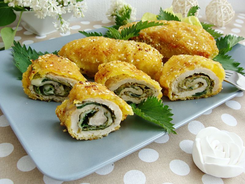 Roladki schabowe z sałatą i pokrzywą Roladki schabowe z sałatą i pokrzywą