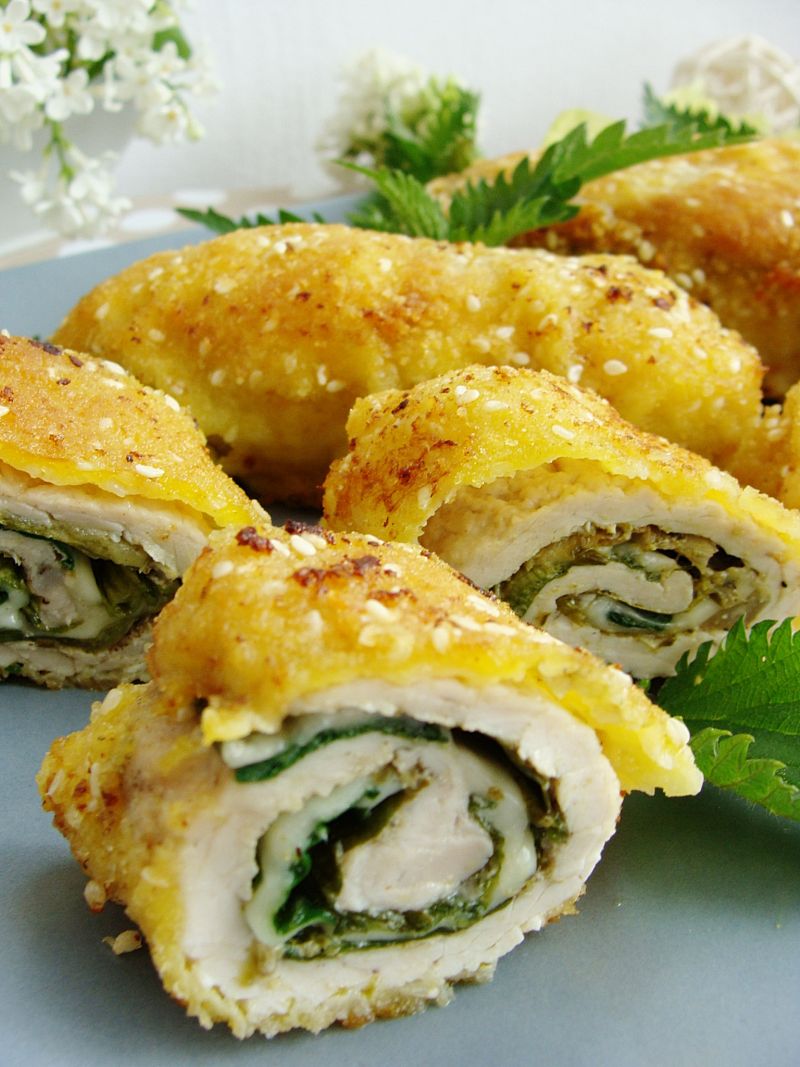 Roladki schabowe z sałatą i pokrzywą Roladki schabowe z sałatą i pokrzywą