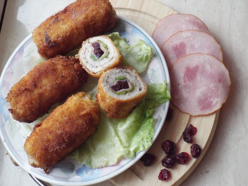 Roladki schabowe z sałatą, wędliną i żurawiną 