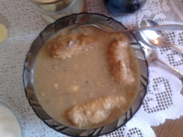 Roladki schabowe z serem zółtym i sosem