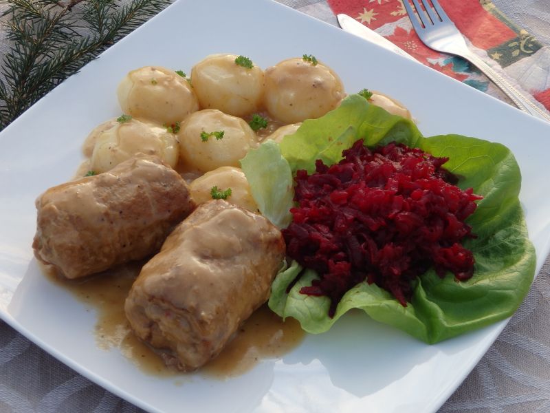 Roladki schabowe z suszonymi morelami 