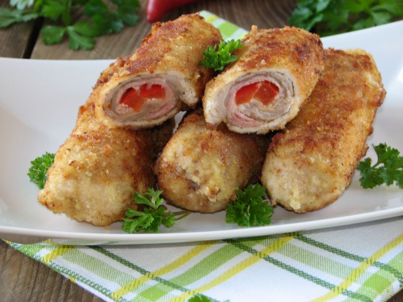 Roladki schabowe z szynką i kozim serem