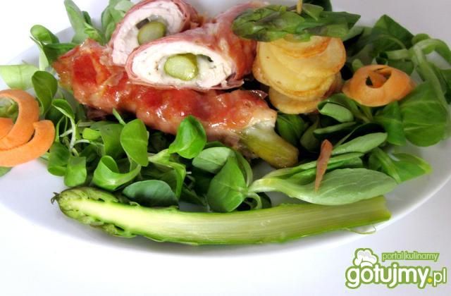 Roladki schabowe z zielonymi szparagami