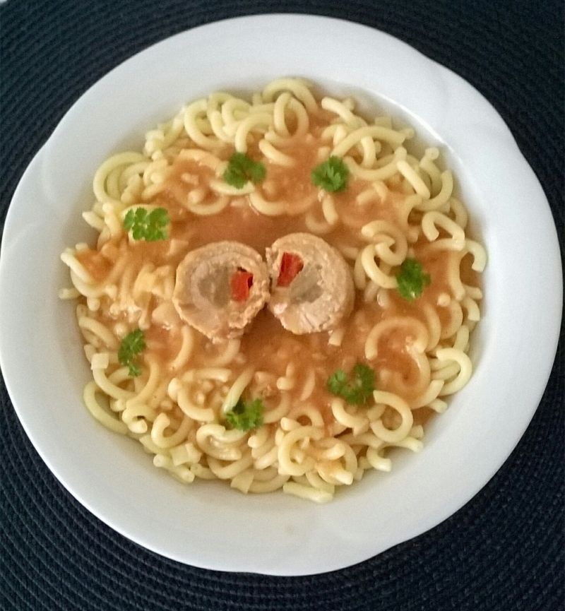 Roladki schabowe z żółtym serem, papryką.