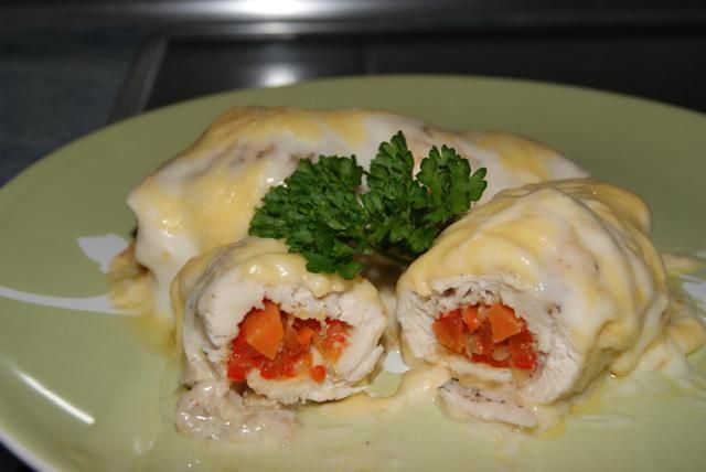 Roladki w sosie bechamel z kurczaka.