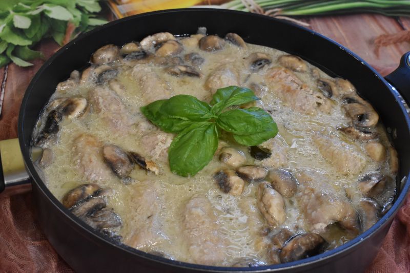 Roladki w sosie musztardowo- pieczarkowym