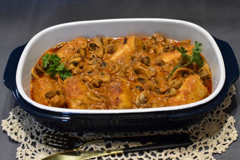 Roladki w sosie paprykowy z pieczarkami