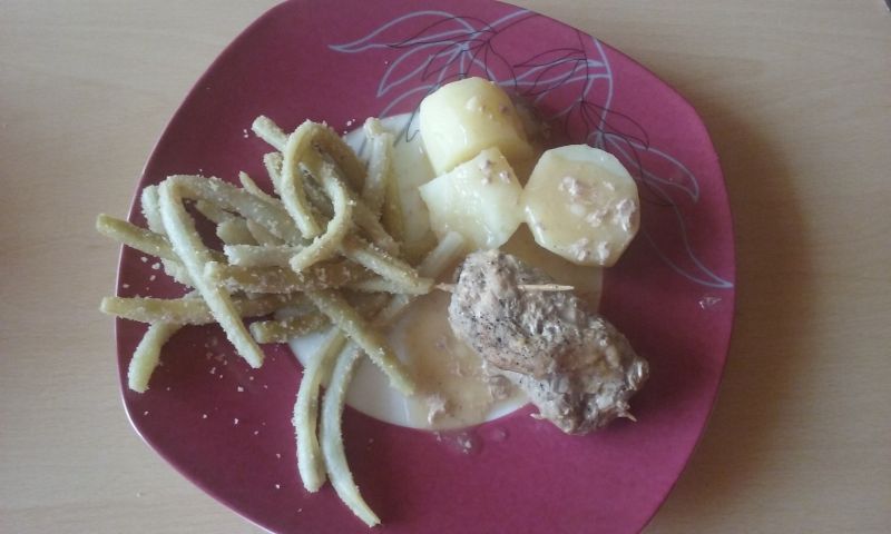 Roladki wieprzowe z pieczarką, kiełbasą i ogórkiem Roladki wieprzowe z pieczarką, kiełbasą i ogórkiem