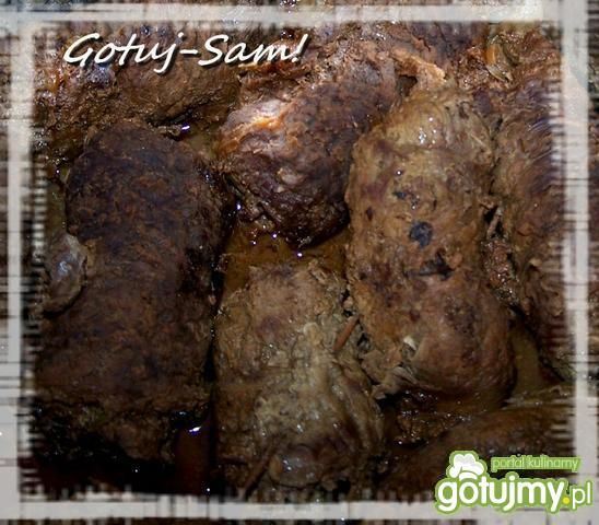 Roladki wołowe duszone w winie i cebuli.