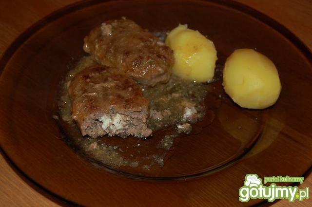 Roladki wołowe z serkiem feta  Roladki wołowe z serkiem feta