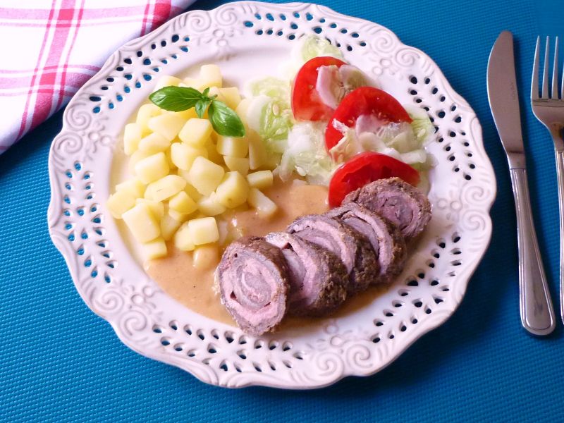 Roladki wołowe z szynką i chrzanem