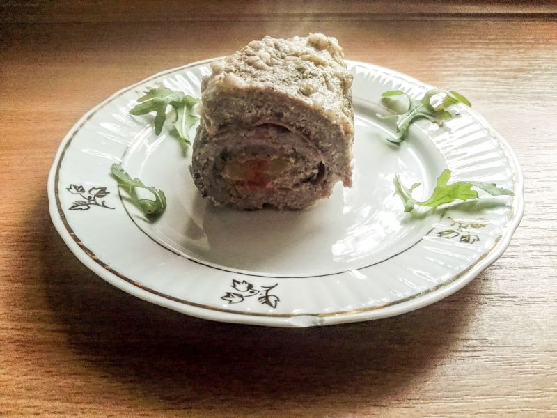 Roladki wołowe z szynką serrano i papryką