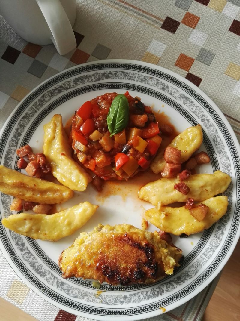 Roladki z ananasem, z kopytkami i ratatouille Roladki z ananasem, z kopytkami i ratatouille