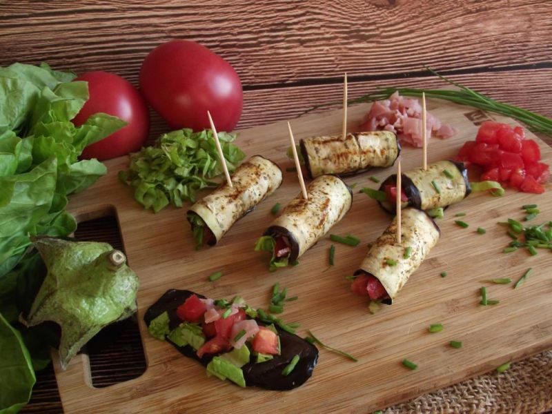 Roladki z bakłażana nadziane warzywami i polędwicą