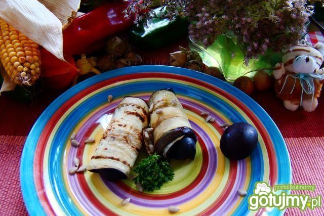 Roladki z bakłażana z fetą i śliwką  Roladki z bakłażana z fetą i śliwką