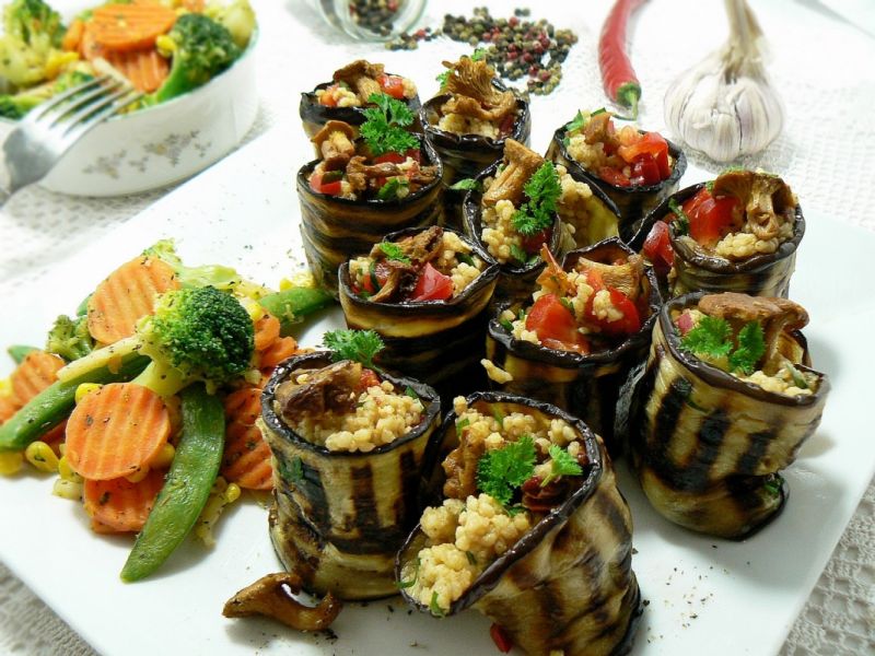 Roladki z bakłażana z jaglaną z warzywami