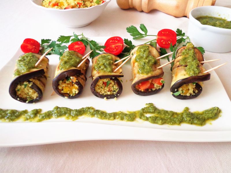 Roladki z bakłażanem, kaszą kuskus i pesto