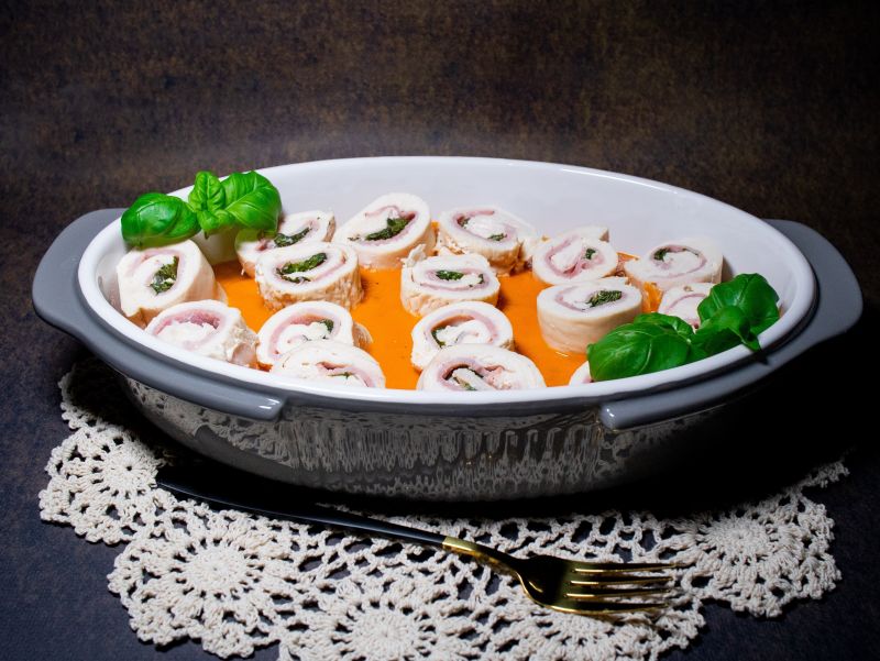 Roladki z bazylią w sosie pomidorowo paprykowym Roladki z bazylią w sosie pomidorowo paprykowym