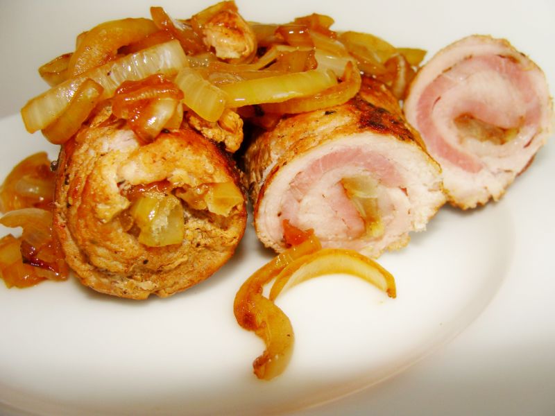 Roladki z boczkiem i cebulką