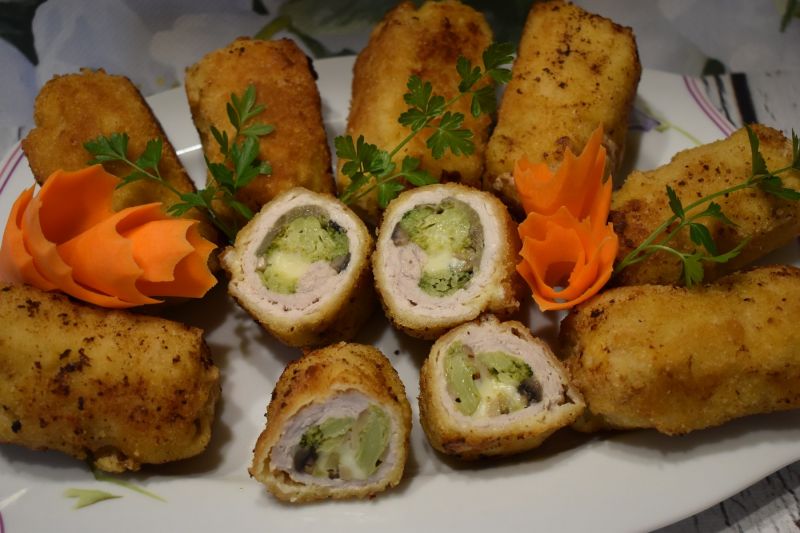 Roladki z brokułem i pieczarkami